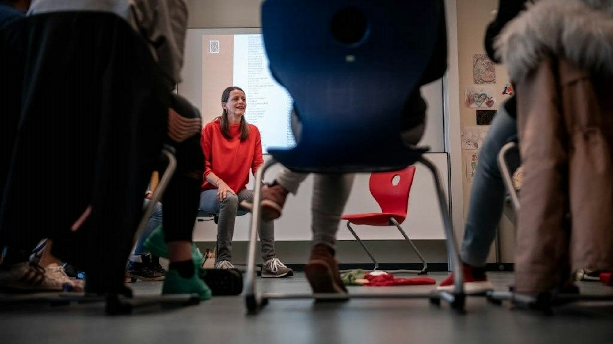 Seidel-Rarreck sitzt in der Malteserschule im Kreis ihrer Schülerinnen und Schüler