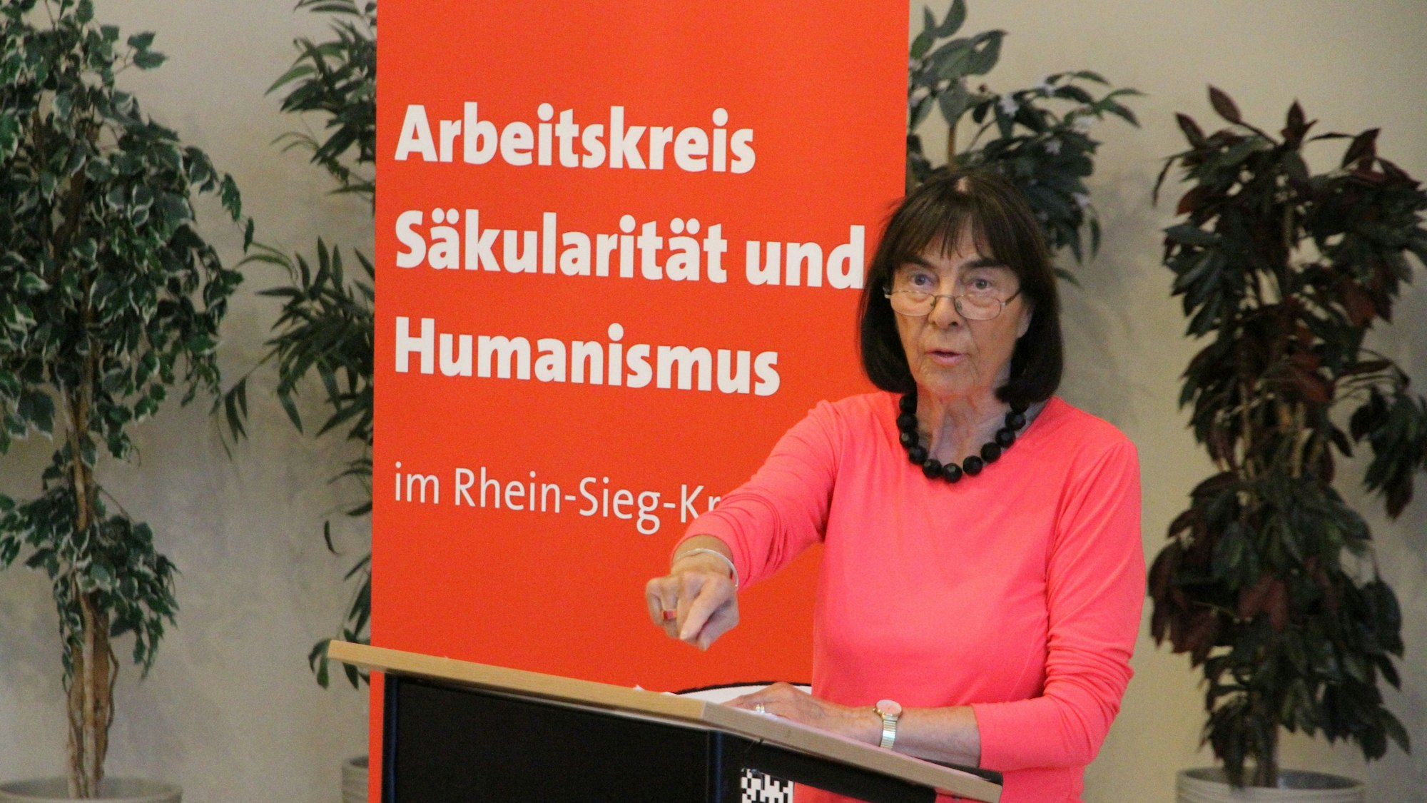 Ingrid Matthäus-Maier, ehemalige SPD-Bundestagsabgeordnete bei einer Diskussionsveranstaltung des SPD-Arbeitskreises Säkularität und Humanismus im Rhein-Sieg-Kreis, steht im Bürgerhaus Stoßdorf Hennef an einem Rednerpult