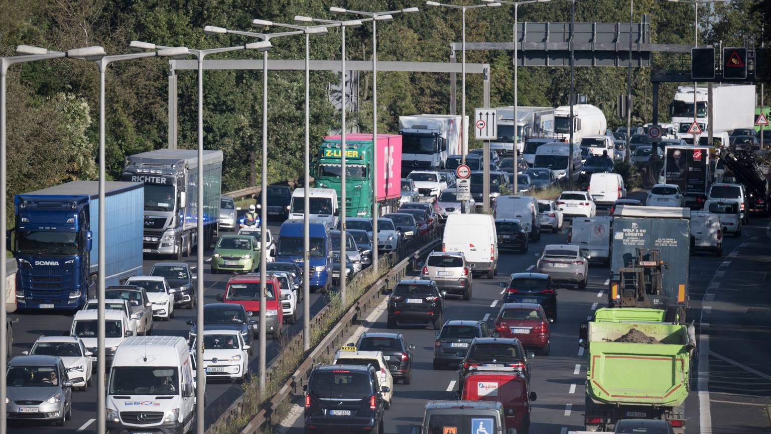 Auch ein durch die Arbeit erzwungenen Autobesitz kann Armut verursachen.