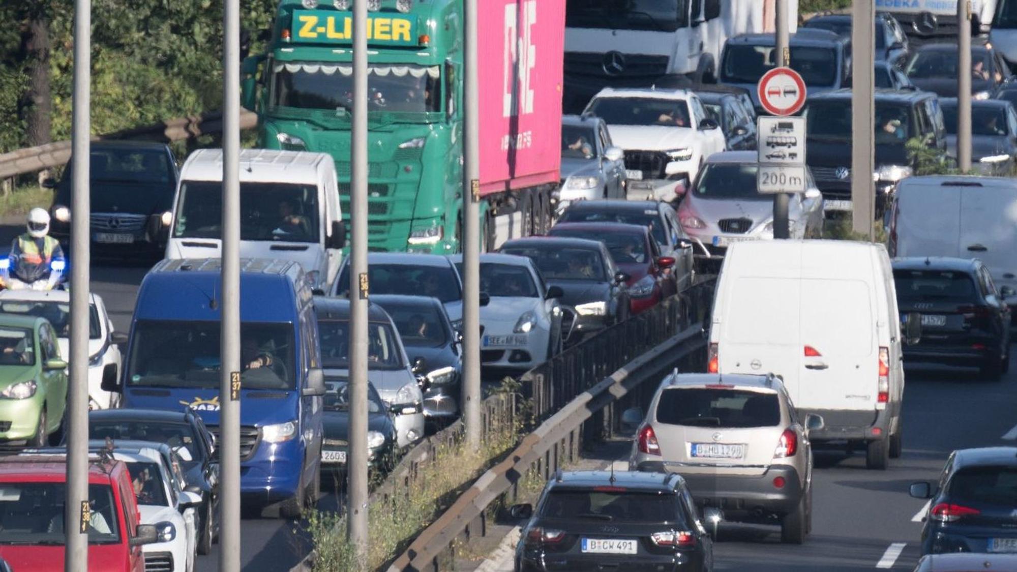 Auch ein durch die Arbeit erzwungenen Autobesitz kann Armut verursachen.
