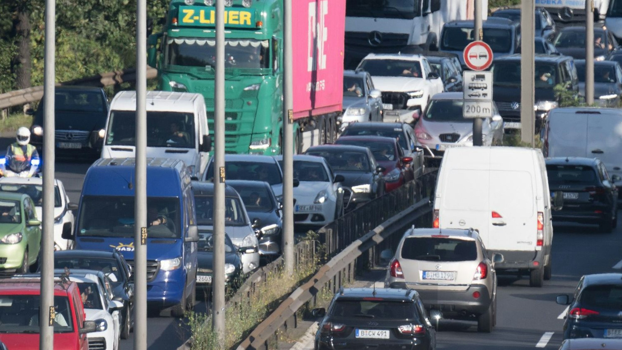 Auch ein durch die Arbeit erzwungenen Autobesitz kann Armut verursachen.