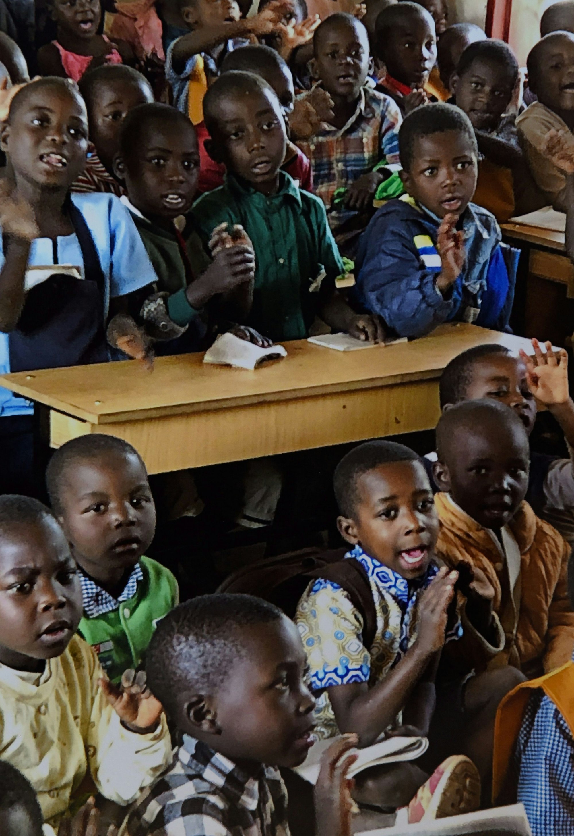 Kinder in einem Klassenraum