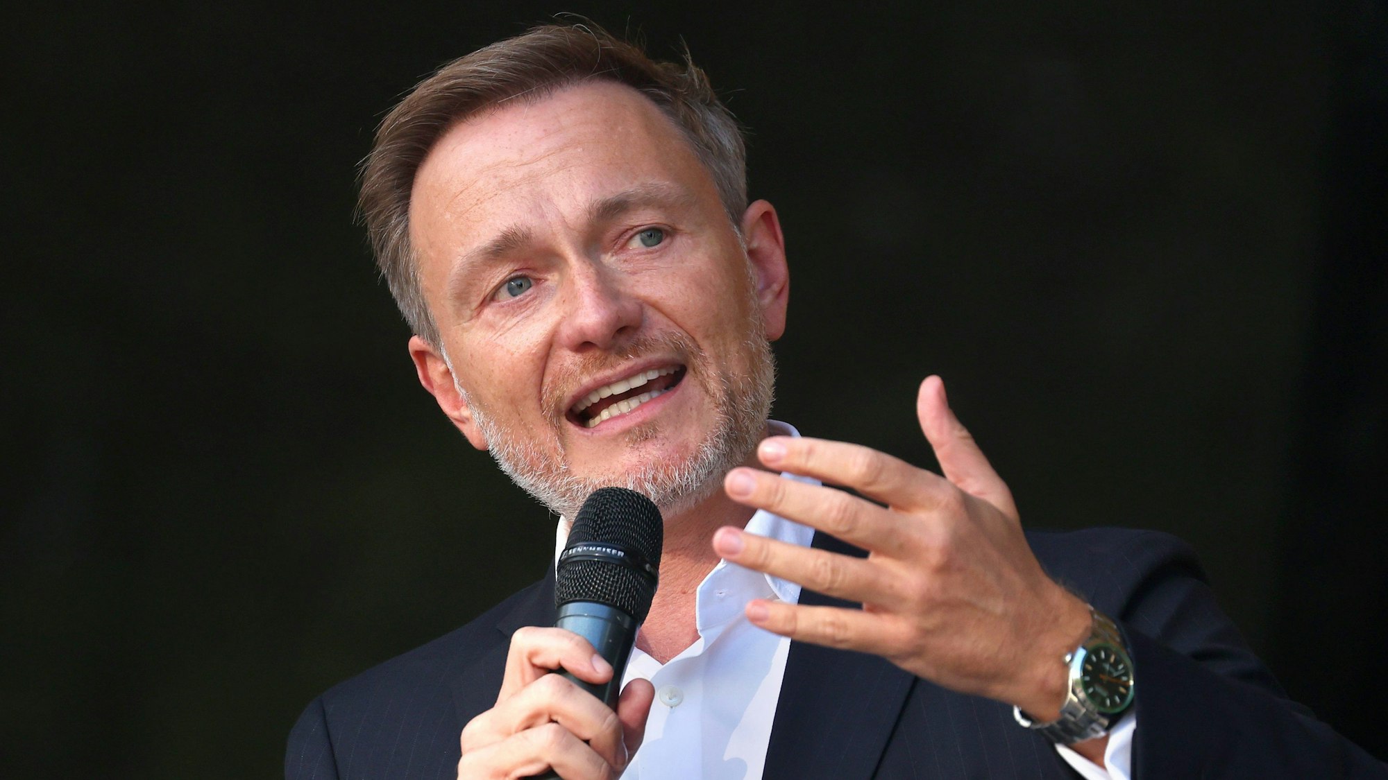 Der Bundesfinanzminister und FDP-Vorsitzende Christian Lindner spricht in ein Mikro.