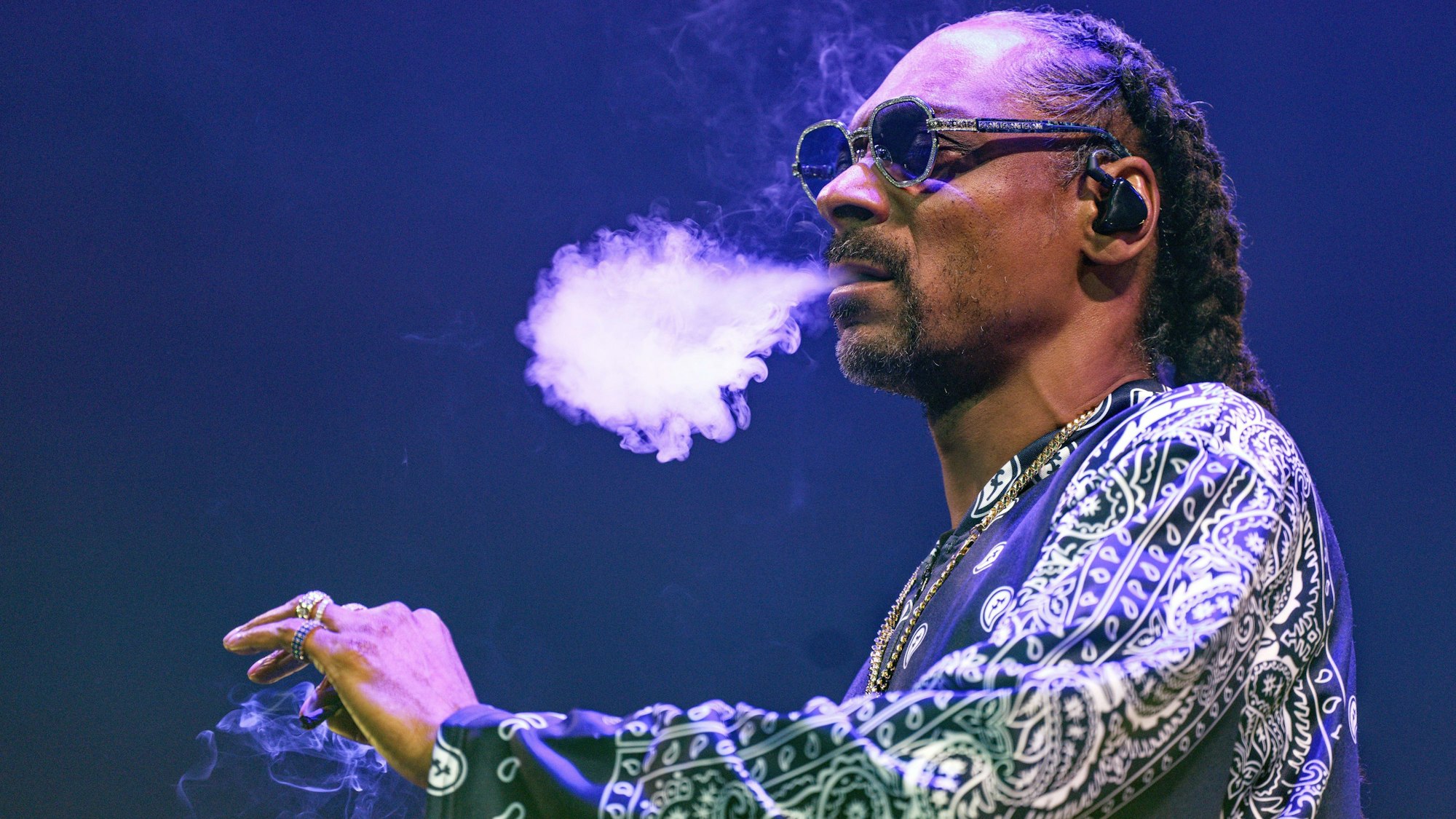 21.09.2023, Nordrhein-Westfalen, Köln: Der Rapper Snoop Dogg steht bei einem Konzert in der Lanxess Arena auf der Bühne.