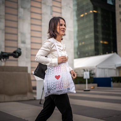 Bundesaußenministerin Annalena Baerbock (Grüne) läuft in New York auf einer Straße in Richtung Deutsches Haus.
