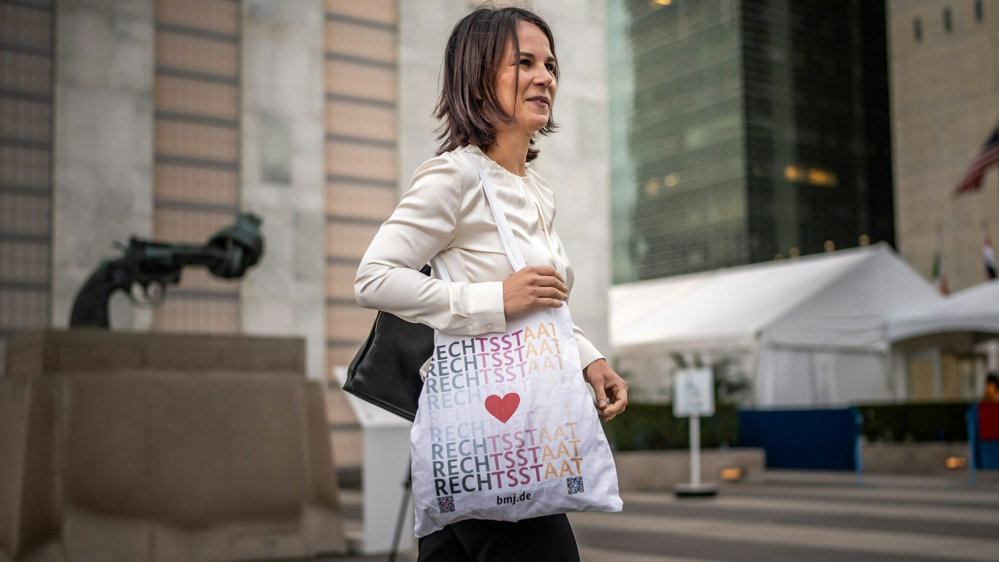 Bundesaußenministerin Annalena Baerbock (Grüne) läuft in New York auf einer Straße in Richtung Deutsches Haus.