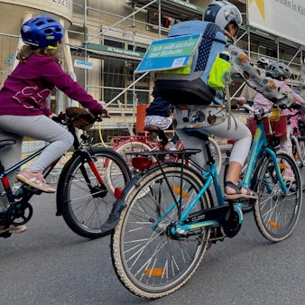 Kinder und Eltern fuhren am Freitagmorgen durch Nippes.