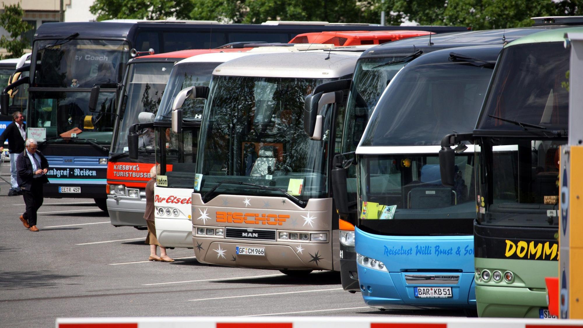 Reisebusse stehen auf einem speziellen Busparkplatz. (Symbolbild)