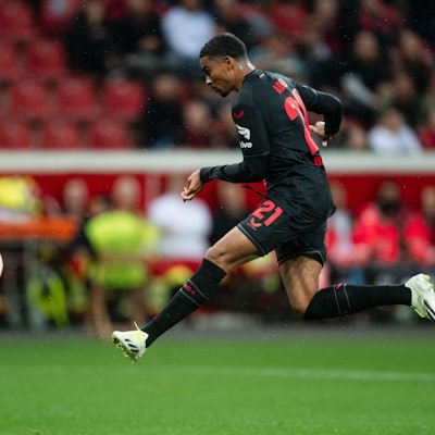 Bayer Leverkusens Amine Adli bei seinem 2:0 gegen BK Häcken. Im Hintergrund ist zu sehen, dass viele Plätze in der Bayarena am Abend leer blieben.