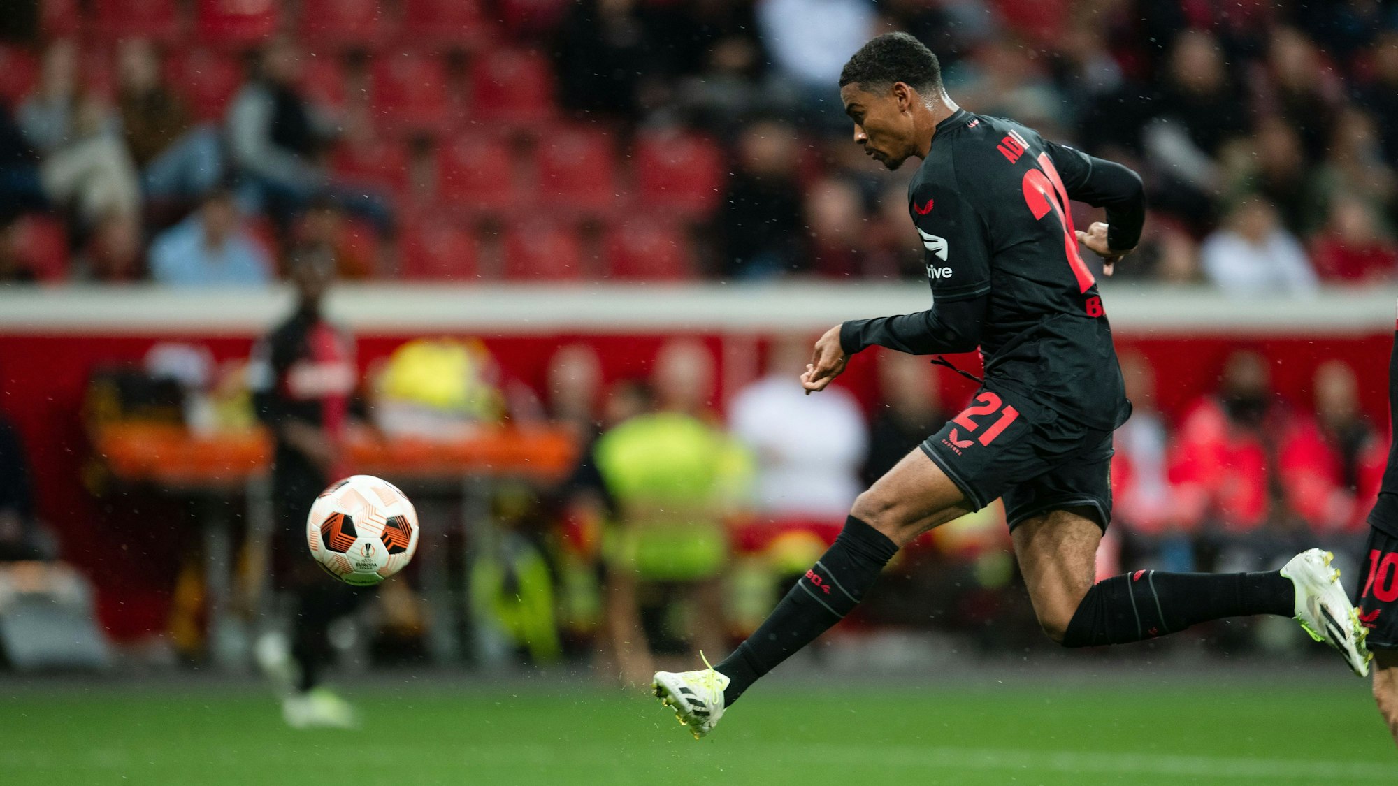 Bayer Leverkusens Amine Adli bei seinem 2:0 gegen BK Häcken. Im Hintergrund ist zu sehen, dass viele Plätze in der Bayarena am Abend leer blieben.