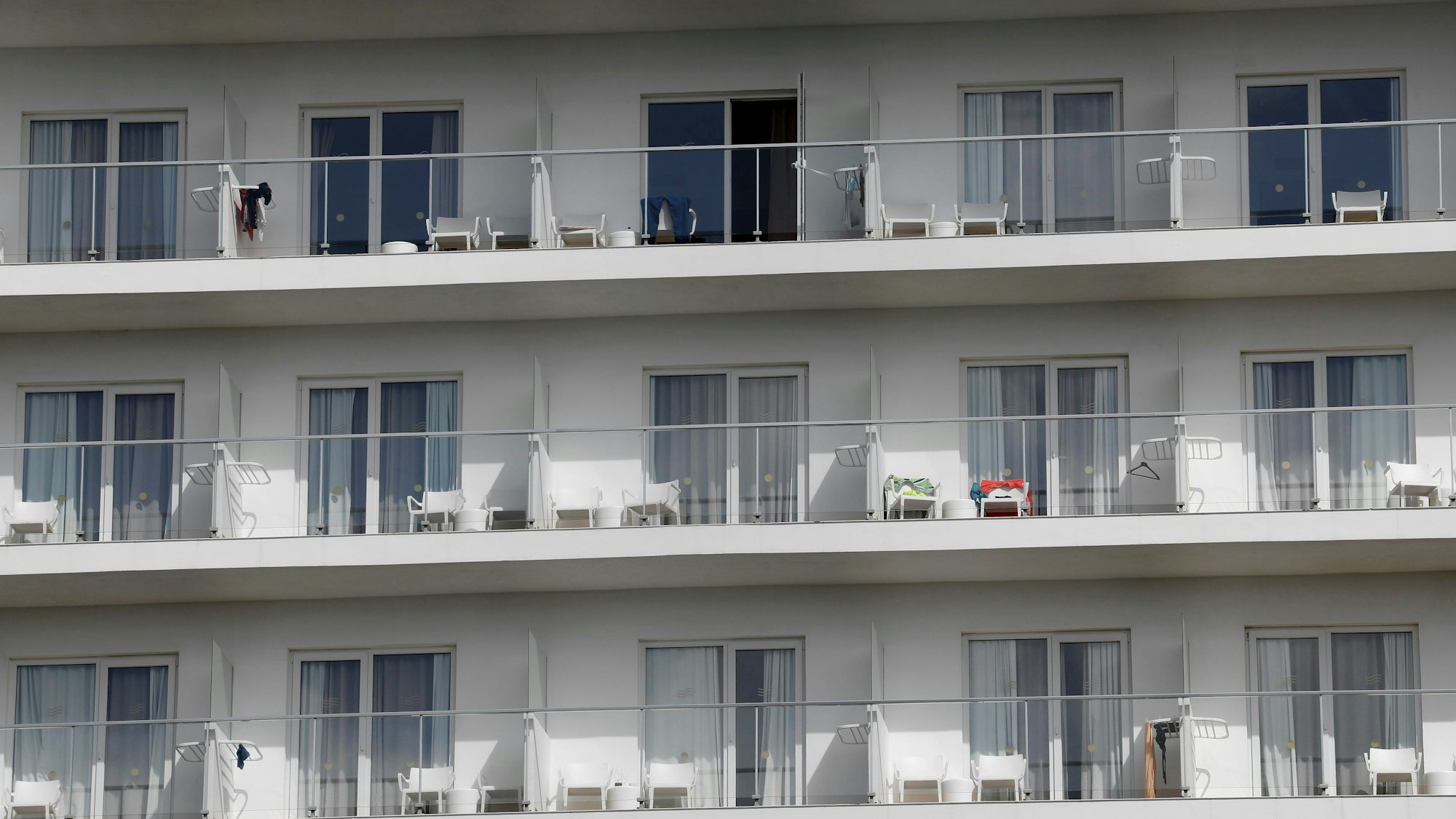 Balkone an einem Hotel am Strand von Arenal. Ein 25-jähriger Deutscher ist am Freitag von einem Balkon in seinem Hotel an der Playa de Palma auf Mallorca gestürzt und hat sich lebensgefährliche Verletzungen zugezogen. (Archivbild)