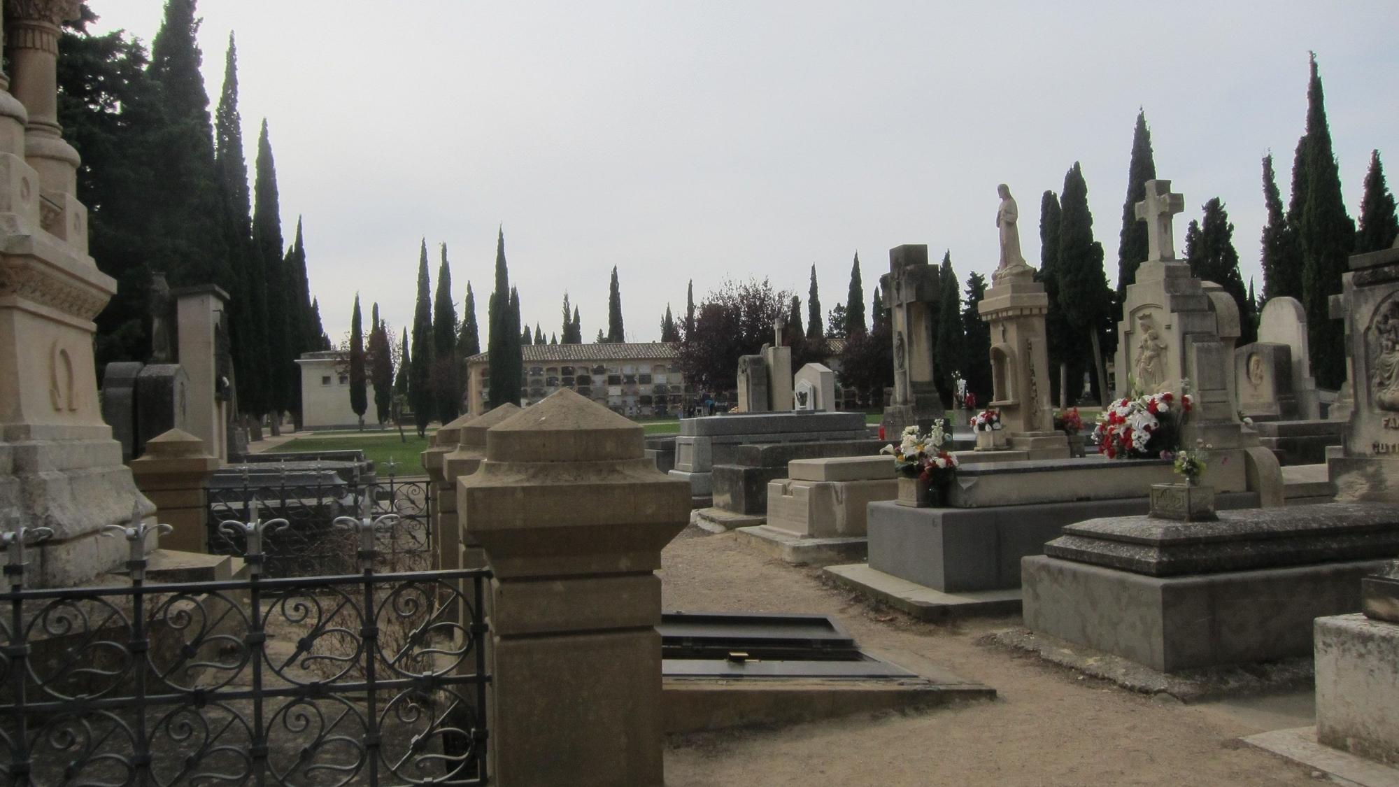 Gräber auf dem Friedhof Torrero in Zaragoza. Eine 90 Jahre alte Frau ist 2023 von Ärzten in Spanien fälschlicherweise für tot erklärt worden.