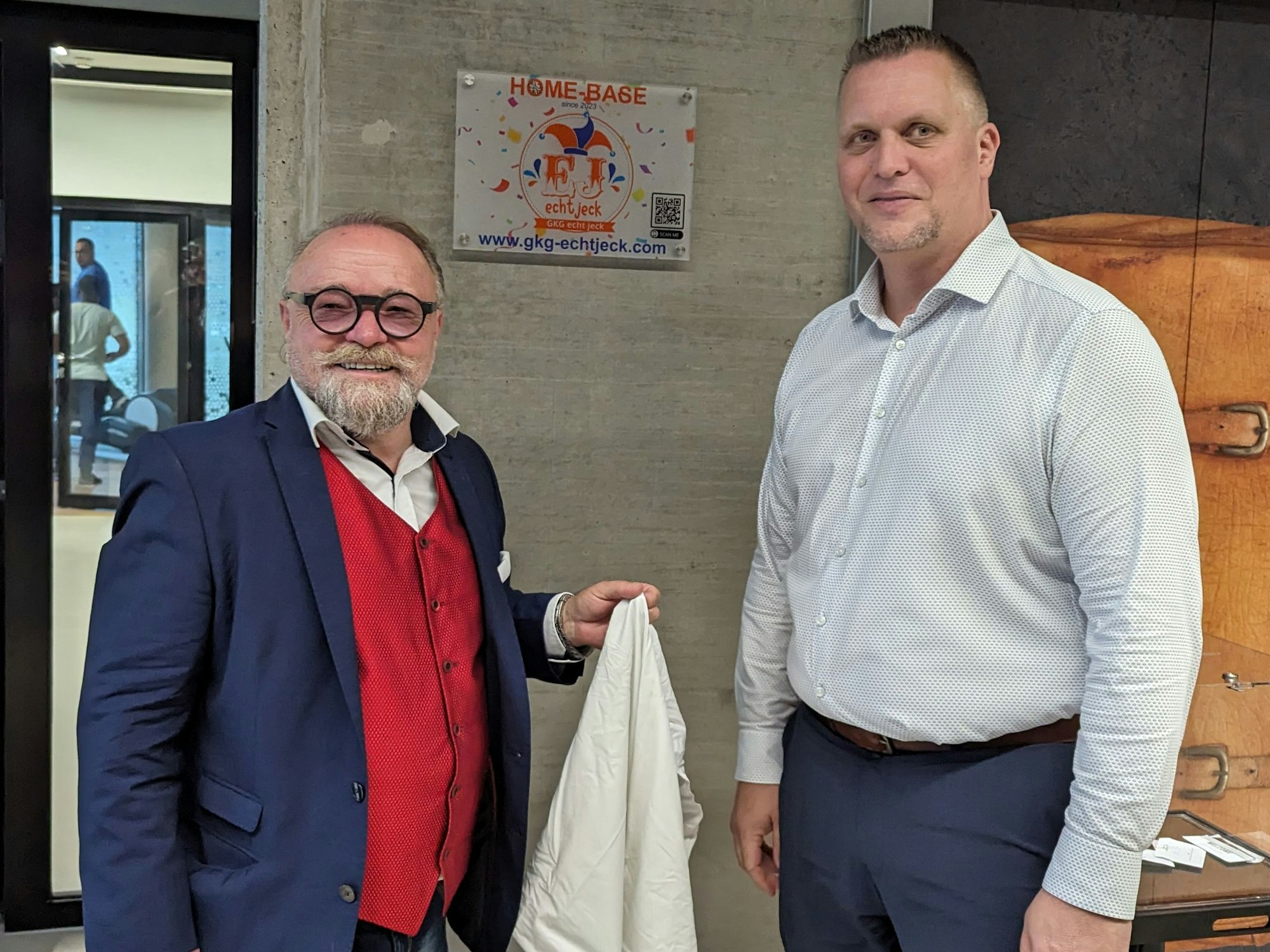 Zwei Männer vor der Plakette der GKG.