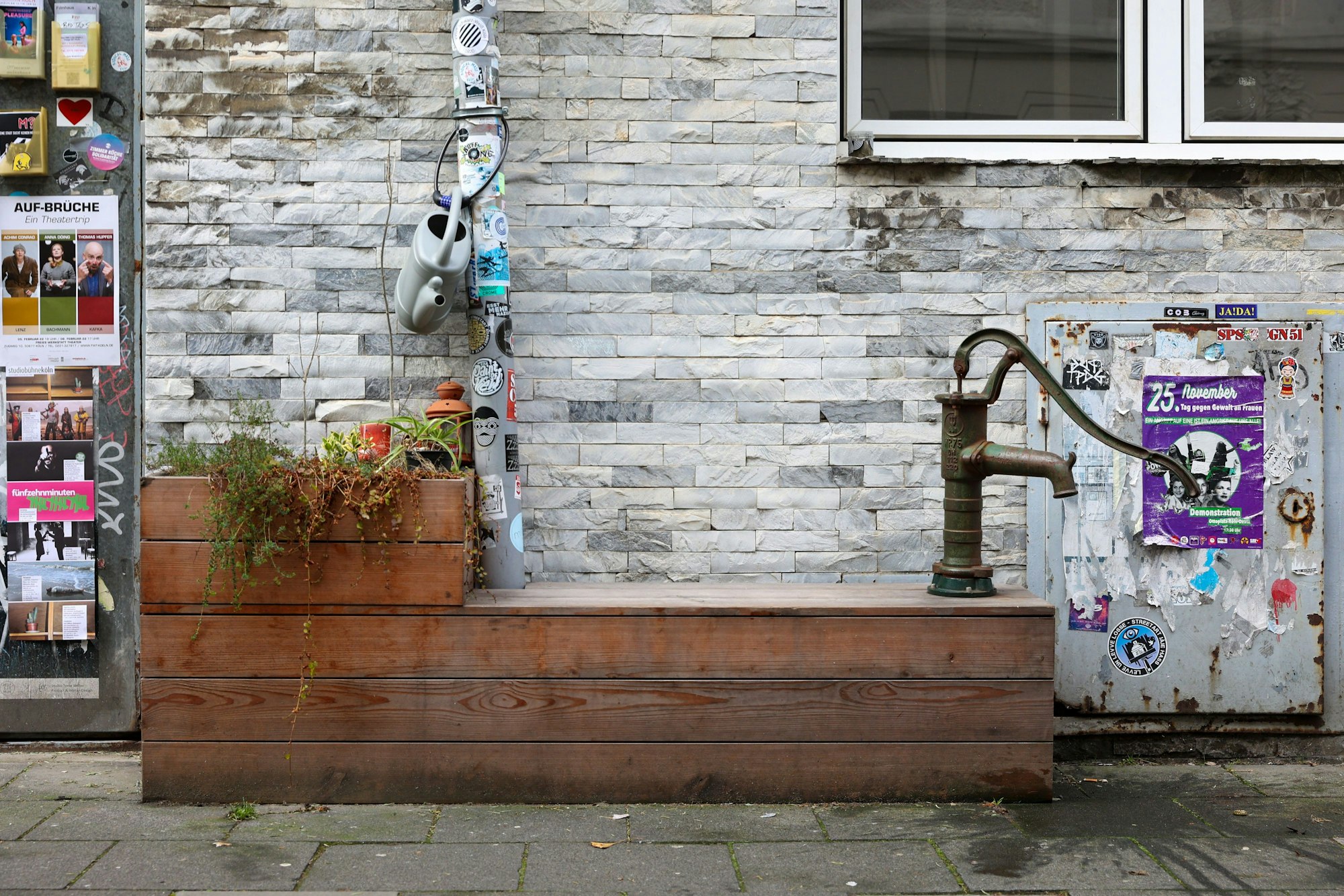 Eine privat aufgestellte und nicht genehmigte Sitzbank auf der Körnerstraße in Ehrenfeld.