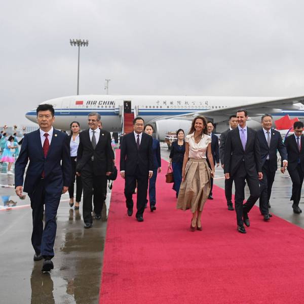 Auf diesem von der Nachrichtenagentur Xinhua veröffentlichten Foto kommen der syrische Präsident Bashar Assad (M r), und die First Lady Asma Assad in Hangzhou, China, an.
