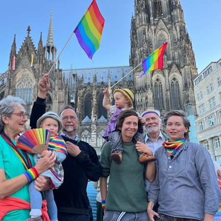 Segnungsgottesdienst für queere und wiederverheiratete Paare am Bahnhofsvorplatz.