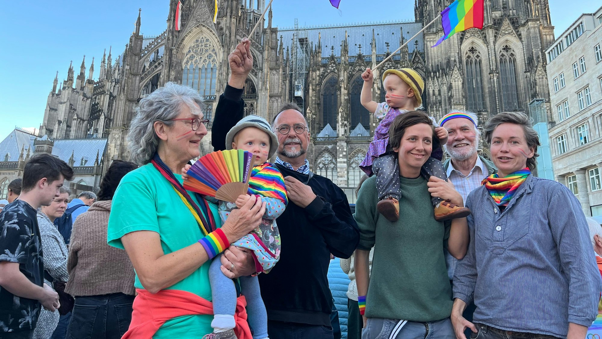Segnungsgottesdienst für queere und wiederverheiratete Paare am Bahnhofsvorplatz.