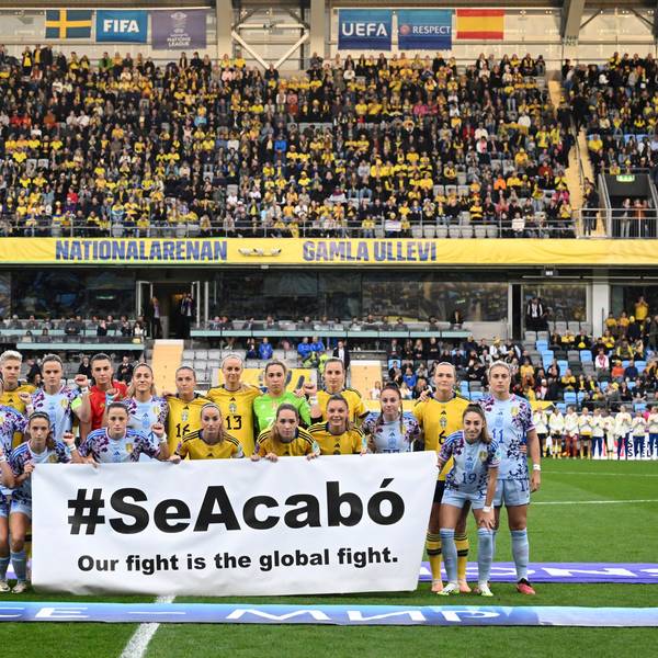 Die schwedische und die spanische Mannschaft halten ein Banner mit der Aufschrift „#SeAcabo - Our fight is the global fight“ (#SchlussDamit - Unser Kampf ist ein globaler Kampf) vor dem Spiel.