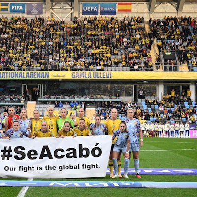 Die schwedische und die spanische Mannschaft halten ein Banner mit der Aufschrift „#SeAcabo - Our fight is the global fight“ (#SchlussDamit - Unser Kampf ist ein globaler Kampf) vor dem Spiel.