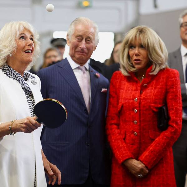 Königin Camilla spielt Tischtennis unter den Augen von König Charles III. und Brigitte Macron, der Frau des französischen Präsidenten Emmanuel Macron, während eines Treffens mit lokalen Jugendsportvereinen in Saint-Denis bei Paris am 21. September 2023 in Paris, Frankreich.