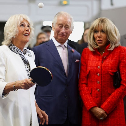 Königin Camilla spielt Tischtennis unter den Augen von König Charles III. und Brigitte Macron, der Frau des französischen Präsidenten Emmanuel Macron, während eines Treffens mit lokalen Jugendsportvereinen in Saint-Denis bei Paris am 21. September 2023 in Paris, Frankreich.