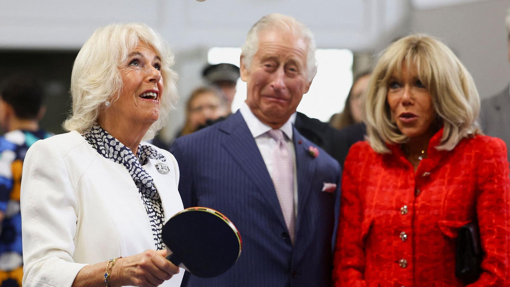 Königin Camilla spielt Tischtennis unter den Augen von König Charles III. und Brigitte Macron, der Frau des französischen Präsidenten Emmanuel Macron, während eines Treffens mit lokalen Jugendsportvereinen in Saint-Denis bei Paris am 21. September 2023 in Paris, Frankreich.