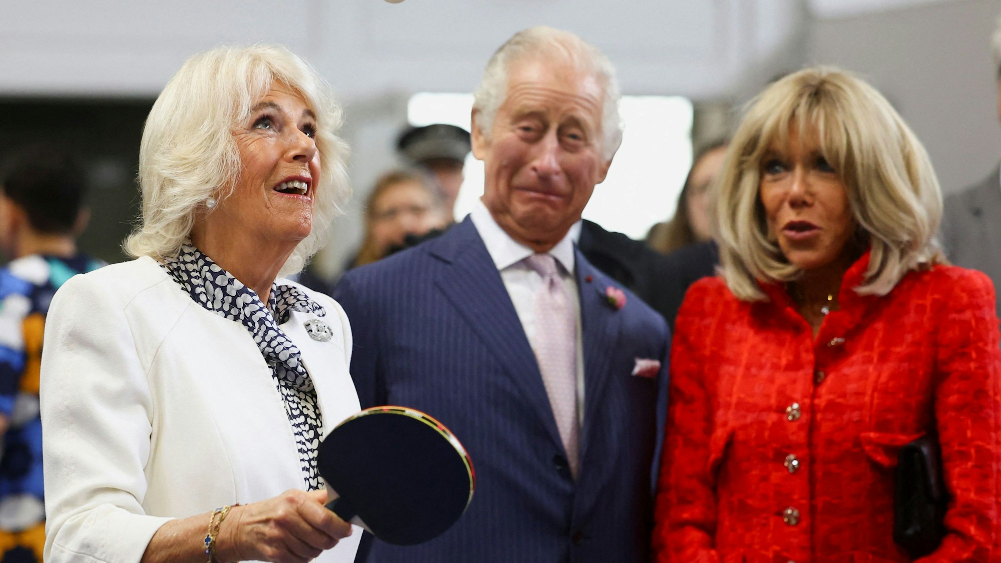 Königin Camilla spielt Tischtennis unter den Augen von König Charles III. und Brigitte Macron, der Frau des französischen Präsidenten Emmanuel Macron, während eines Treffens mit lokalen Jugendsportvereinen in Saint-Denis bei Paris am 21. September 2023 in Paris, Frankreich.