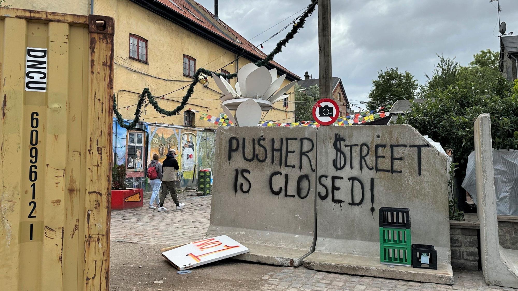 „Pusher Street is closed!“ (Die Pusher Street ist geschlossen) steht auf Betonblocks in der Kopenhagener Freistadt Christiania. Eine Gruppe von Einwohnern von Christiania war verärgert über die Präsenz krimineller Banden in der alternativen Wohnsiedlung und hat die Drogengasse - die so genannte Pusher Street - blockiert. (Archivbild)