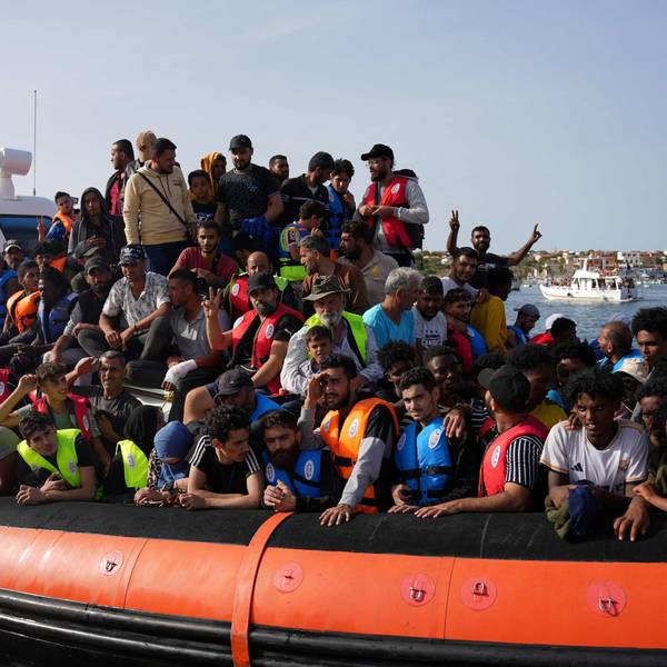 Migranten kommen auf einem Schlauchboot im Hafen von Lampedusa an.