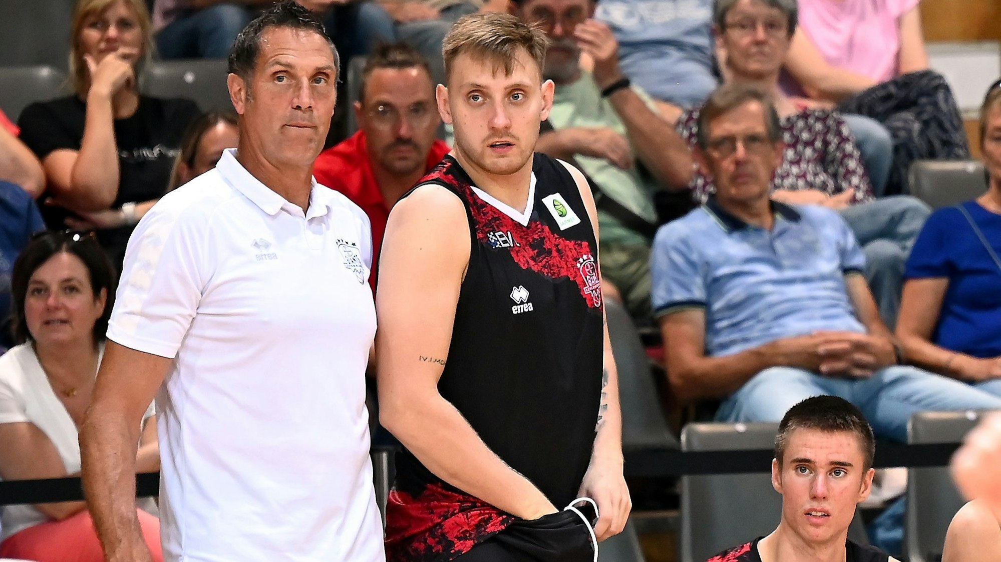 15.09.2023, Basketball-Bayer Giants-Etzella Ettelbruck
links: Hansi Gnad (Bayer)
mitte: Kevin Strangmeyer (Bayer)
rechts: Marius Stoll (Bayer)
Foto: Uli Herhaus