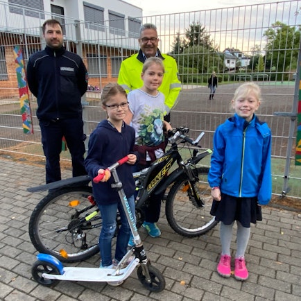 Das Foto zeigt Kinder, die an einem Aktionstag zu Fuß, mit dem Roller oder mit Fahrrad zur Schillerschule gekommen waren.