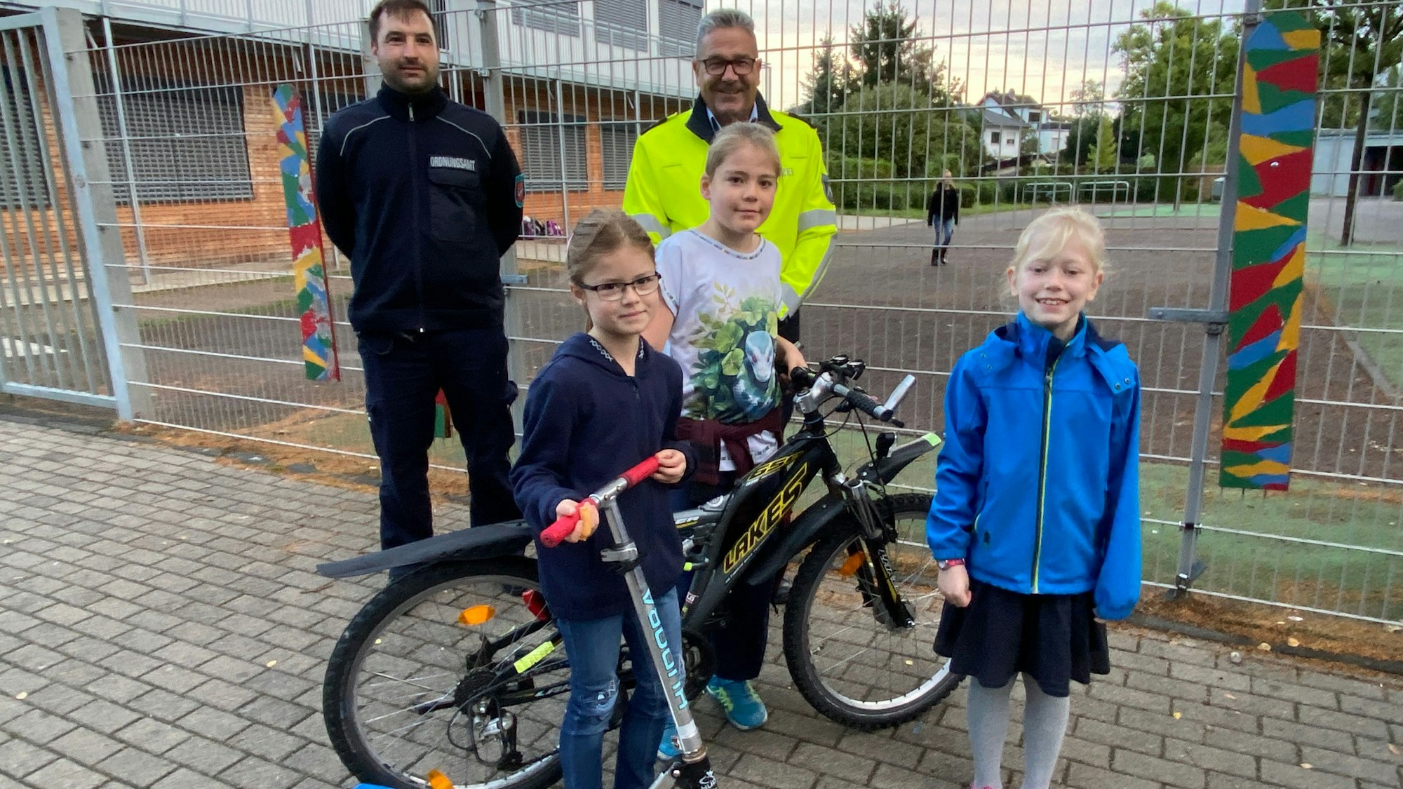 Das Foto zeigt Kinder, die an einem Aktionstag zu Fuß, mit dem Roller oder mit Fahrrad zur Schillerschule gekommen waren.