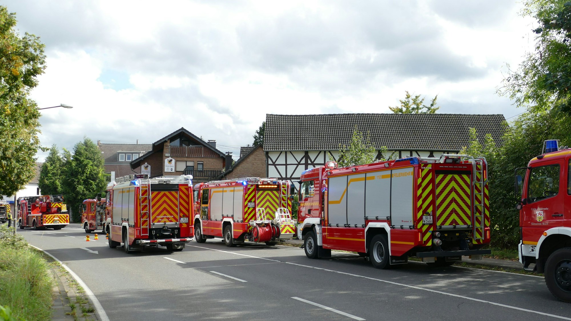 Feuerwehrautos bei einem Einsatz.