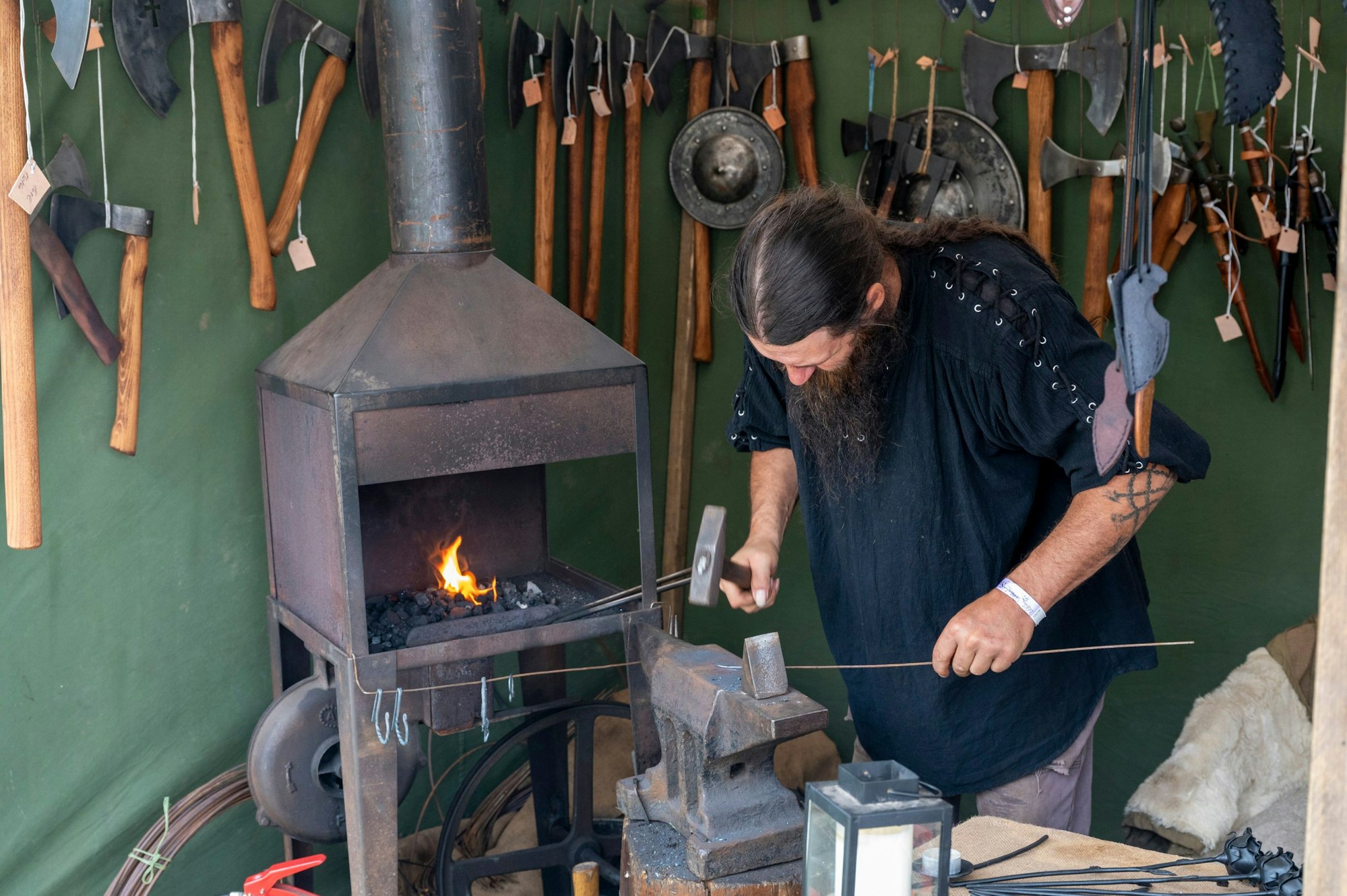 Ein Schmied hämmert herum