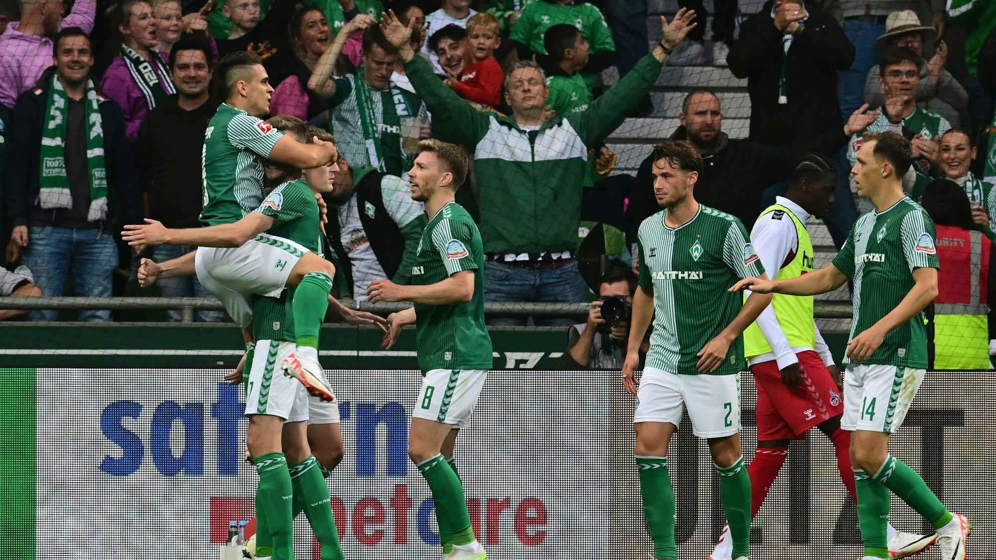 Bremens Spieler feiern das Tor zum 1:1 gegen den FC.