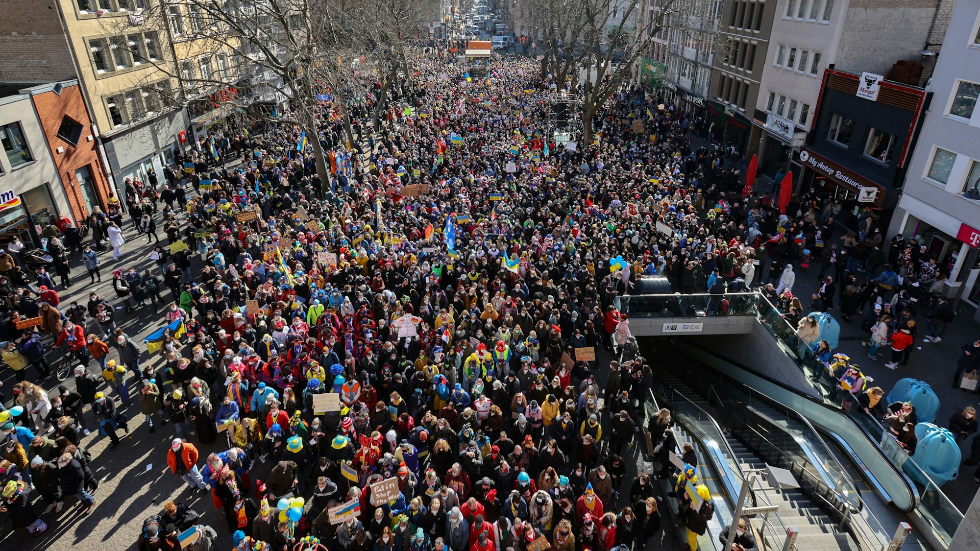 28.02.2022
Köln:
Friedensdemo des Festkomitees
Demonstranten an der Clodwigstorburg
Foto: Martina Goyert