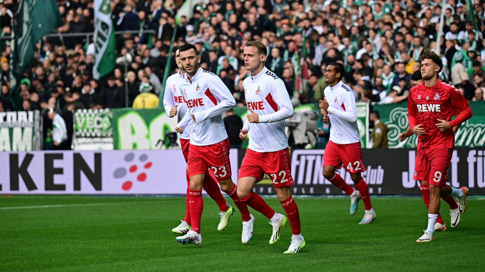 Kölns Sargis Adamjan (l-r), Jacob Christensen, Damion Downs und Luca Waldschmidt machen sich warm.