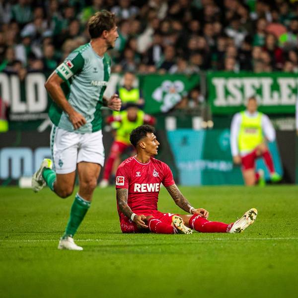 FC-Stürmer Davie Selke sitzt beim Spiel in Bremen auf dem Boden.