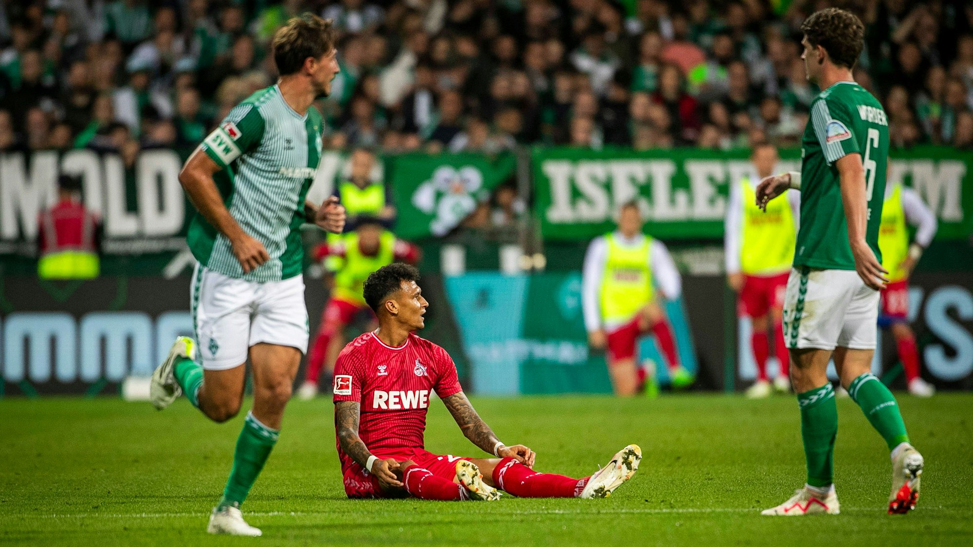 FC-Stürmer Davie Selke sitzt beim Spiel in Bremen auf dem Boden.