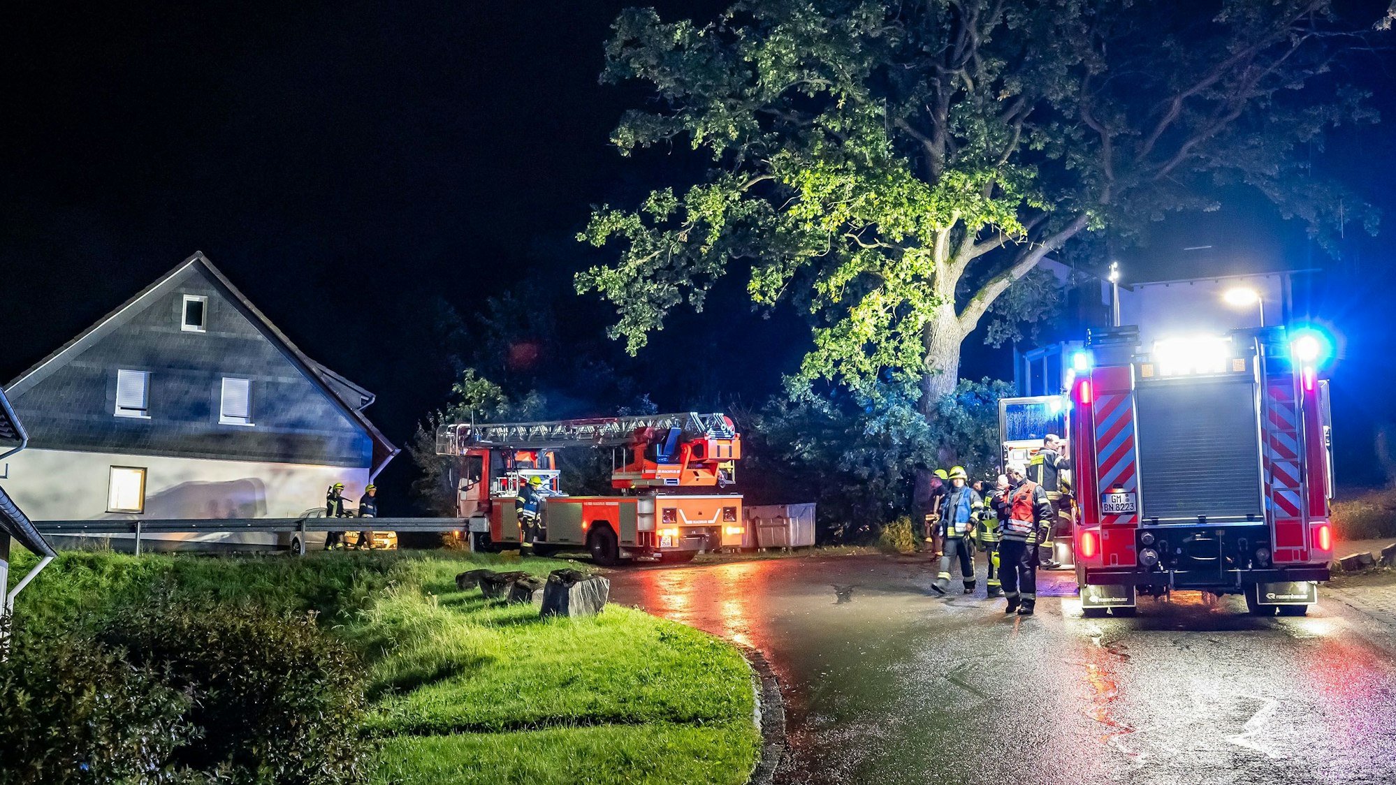 Blick auf die Löscharbeiten an der Straße Am Dreiort in Bergneustadt.