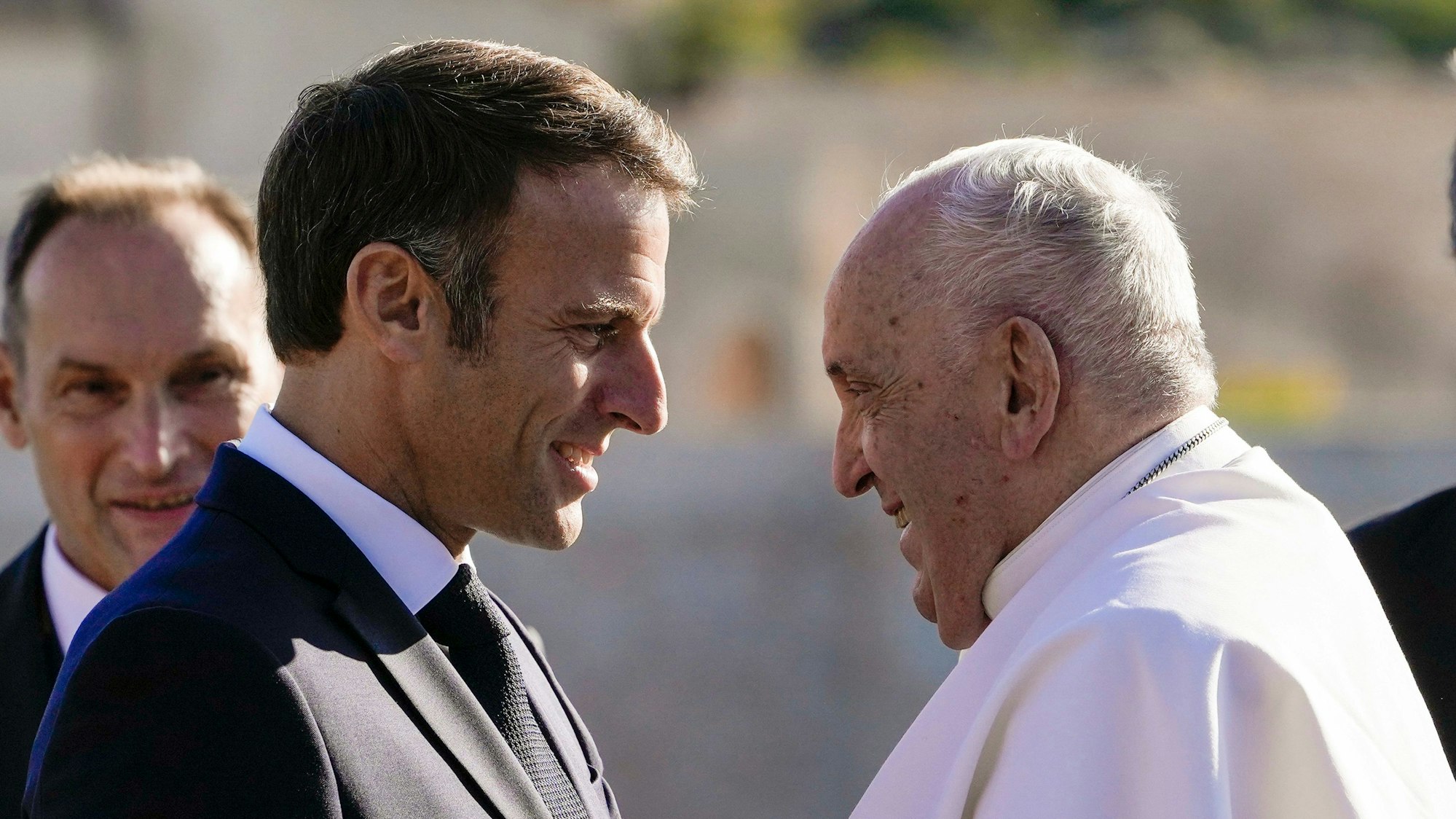 dpatopbilder - 23.09.2023, Frankreich, Marseille: Papst Franziskus (r) wird von Emmanuel Macron, Präsident von Frankreich, begrüßt, als er zur letzten Sitzung des Mittelmeertreffens «Rencontres méditerranéennes» eintrifft. Franziskus wird während seines zweitägigen Besuchs mit katholischen Bischöfen aus dem Mittelmeerraum Gespräche führen, in deren Mittelpunkt das Thema Migration stehen wird. Foto: Alessandra Tarantino/AP +++ dpa-Bildfunk +++