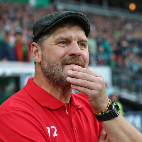 FC-Trainer Steffen Baumgart steht nachdenklich an der Seitenlinie in Bremen.