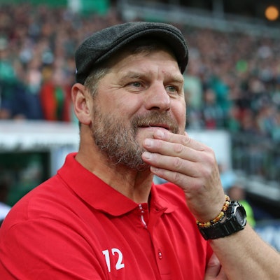 FC-Trainer Steffen Baumgart steht nachdenklich an der Seitenlinie in Bremen.
