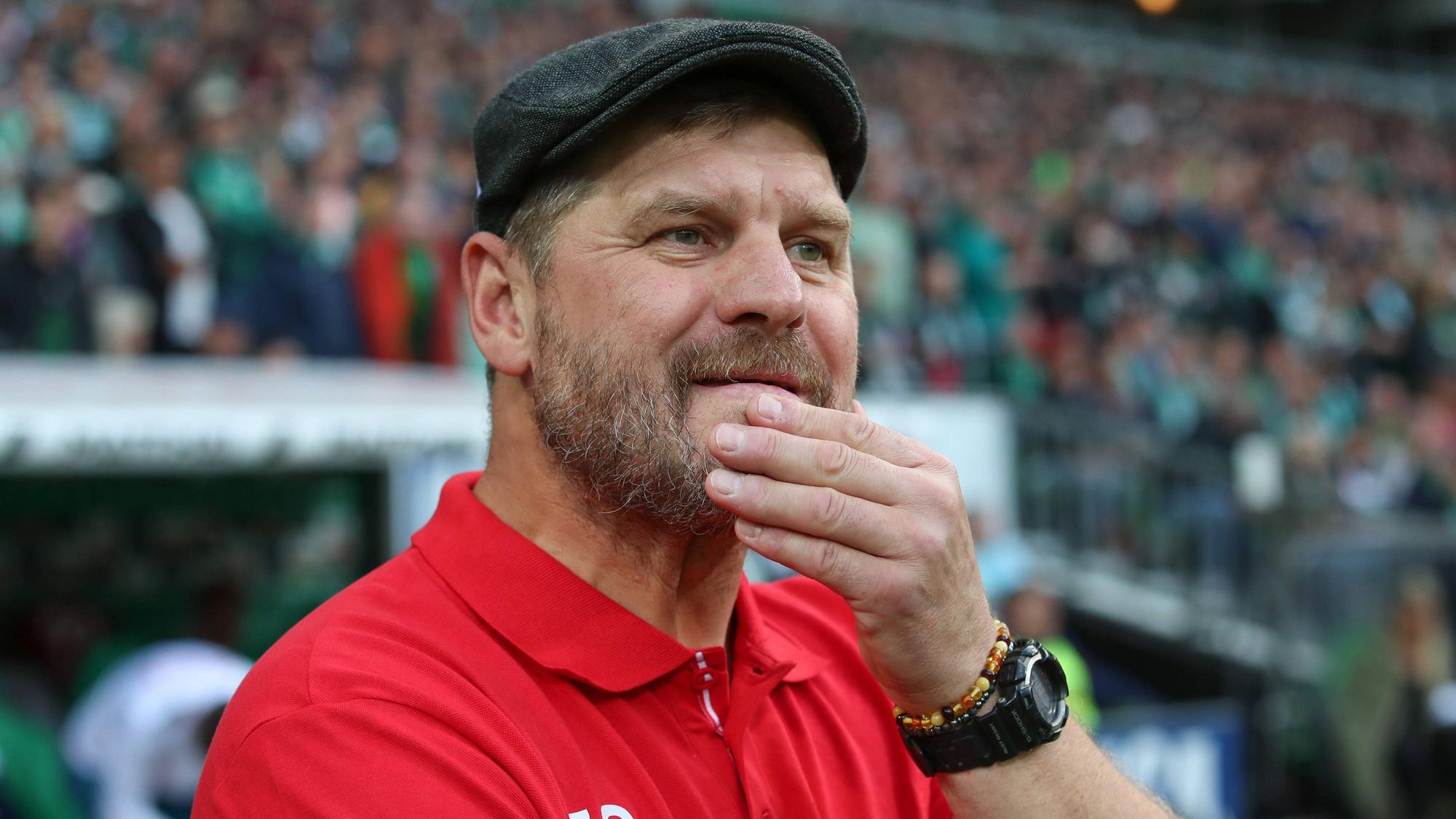 FC-Trainer Steffen Baumgart steht nachdenklich an der Seitenlinie in Bremen.