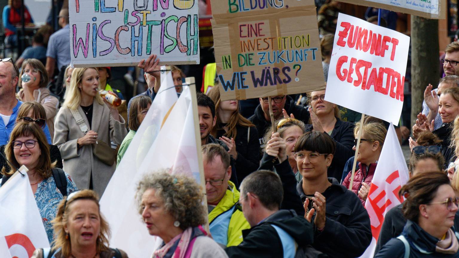 Teilnehmer halten bei einer Demonstration in Köln anlässlich des bundesweiten Bildungsprotesttags Plakate. Die Bildungsgewerkschaft GEW hatte in einem Bündnis mit 170 Organisationen zu bundesweiten Demonstrationen für bessere Bildung aufgerufen. Foto: Henning Kaiser/dpa