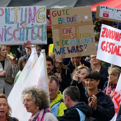 Demonstrationsteilnehmer mit Fahnen und Plakaten.