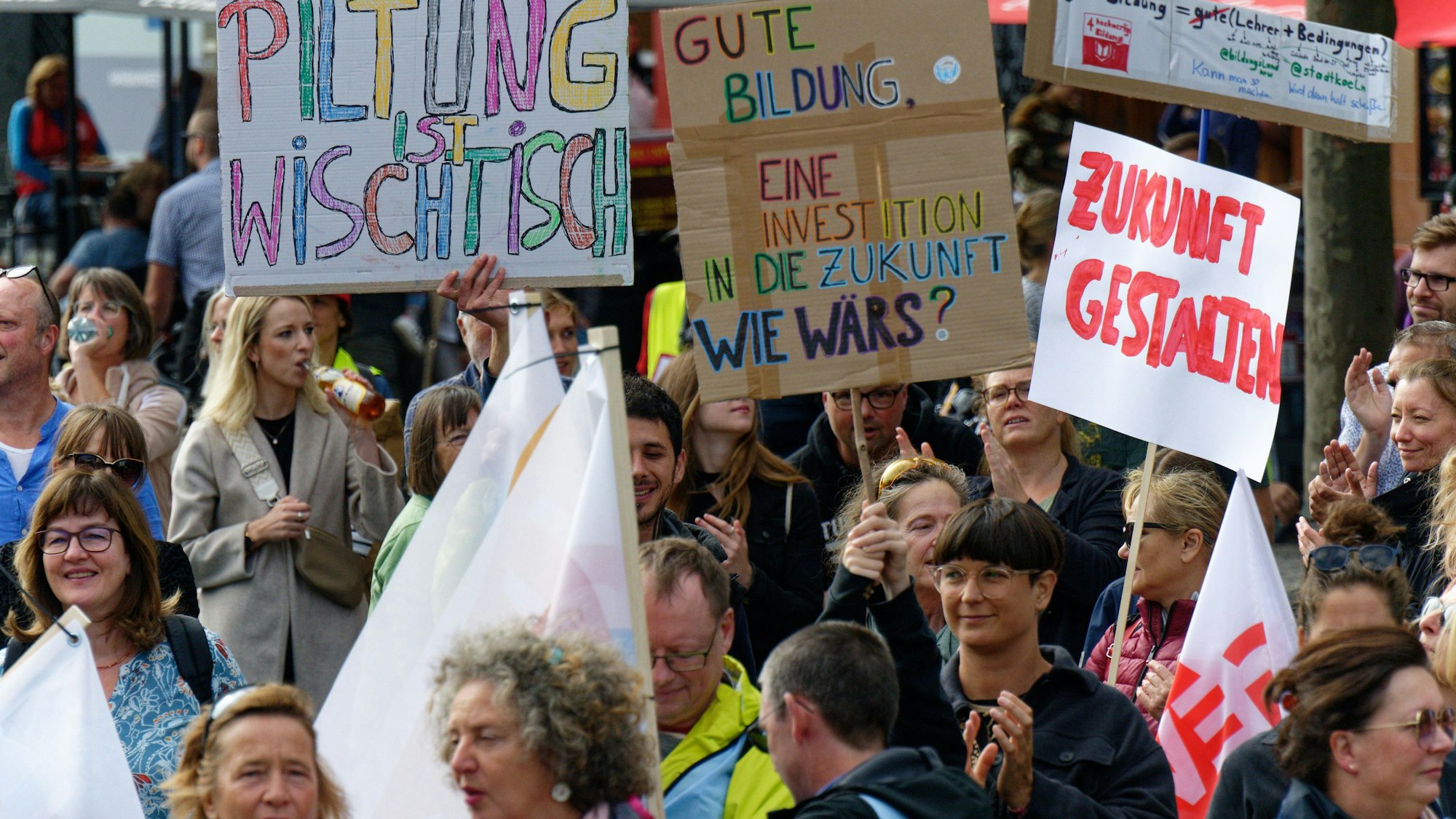 Demonstrationsteilnehmer mit Fahnen und Plakaten.