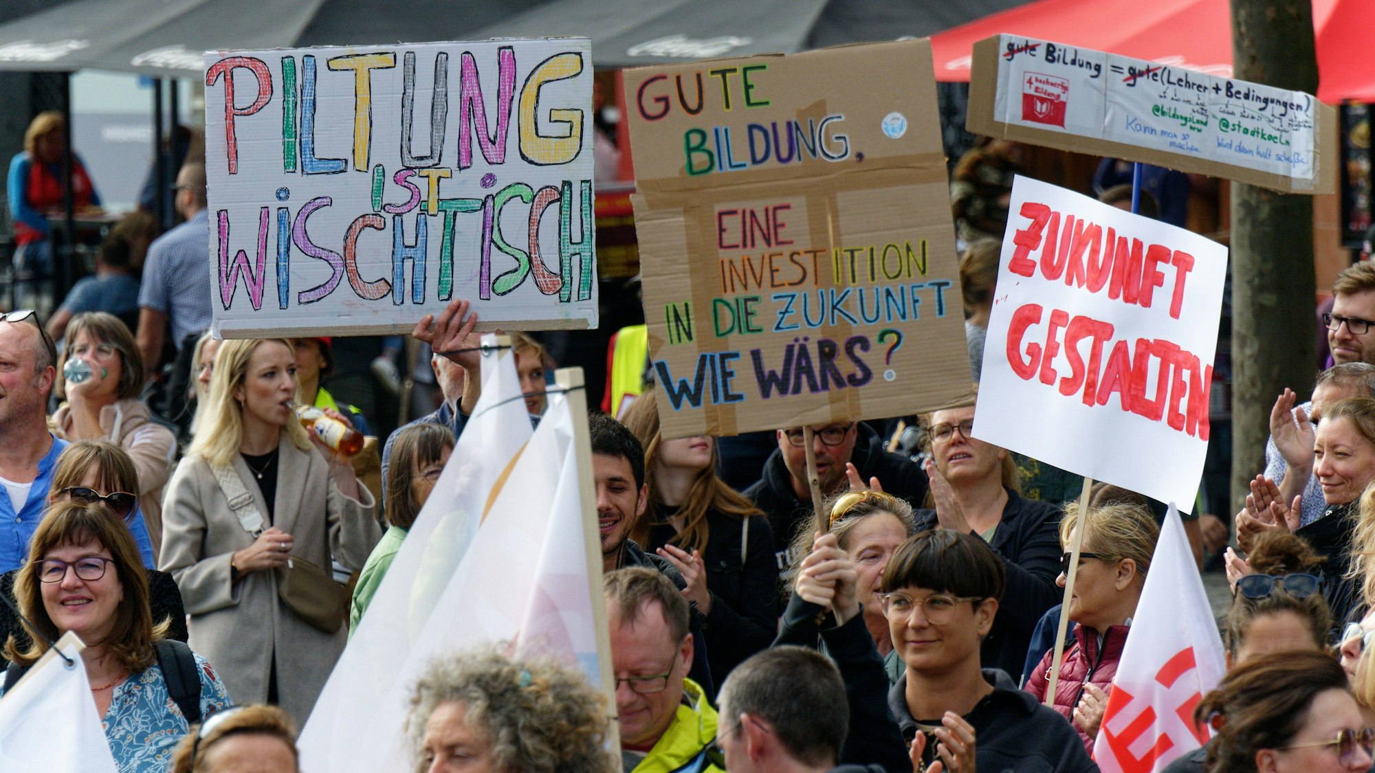 Teilnehmer halten bei einer Demonstration in Köln anlässlich des bundesweiten Bildungsprotesttags Plakate. Die Bildungsgewerkschaft GEW hatte in einem Bündnis mit 170 Organisationen zu bundesweiten Demonstrationen für bessere Bildung aufgerufen. Foto: Henning Kaiser/dpa