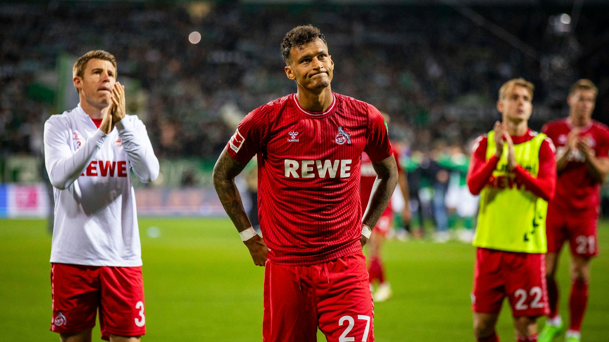 Davie Selke stellt sich nach der Pleite in Bremen den Fans.