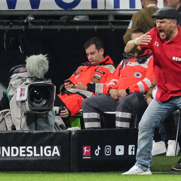 Kölns Trainer Steffen Baumgart reagiert an der Seitenlinie in Bremen.